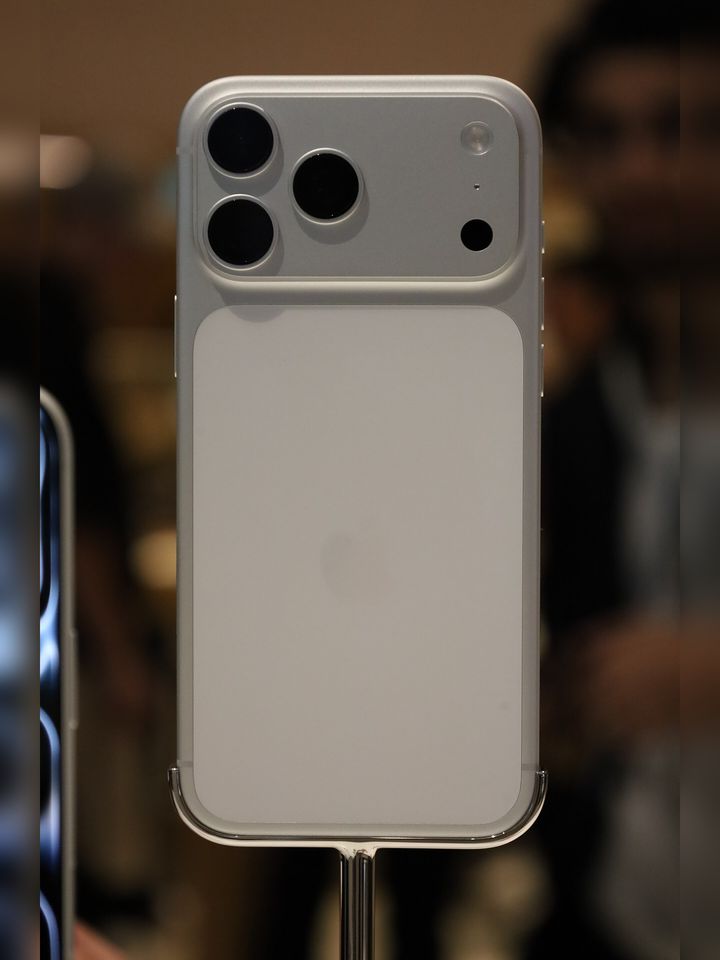 Tył iPhone’a 17 Pro Max w kolorze srebrnym na stojaku